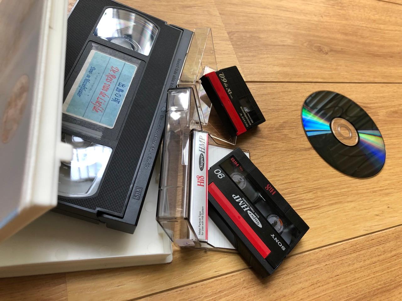 Verschillende videodragers: VHS, Hi8 en DVD